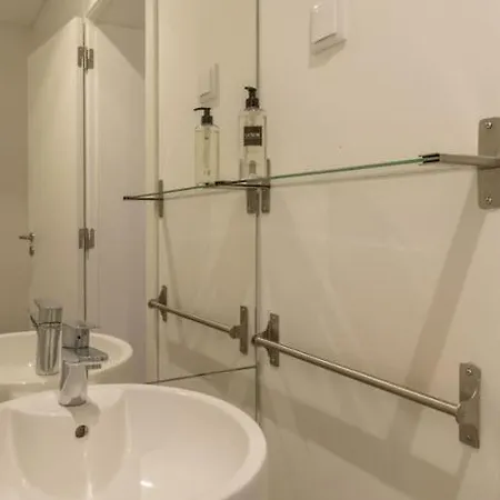 Self Check-in, 3br, Ac/heating & Breakfast Terrace Apartament Lizbona